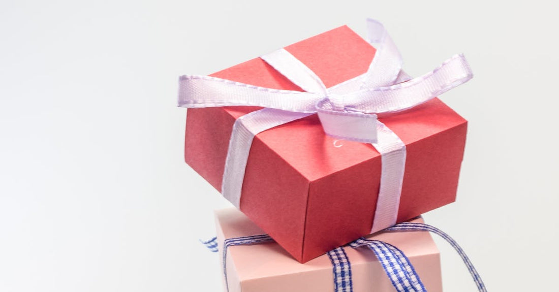 5 Unique Housewarming Gift Ideas: Chic Note Cards and Refreshing Home Scents